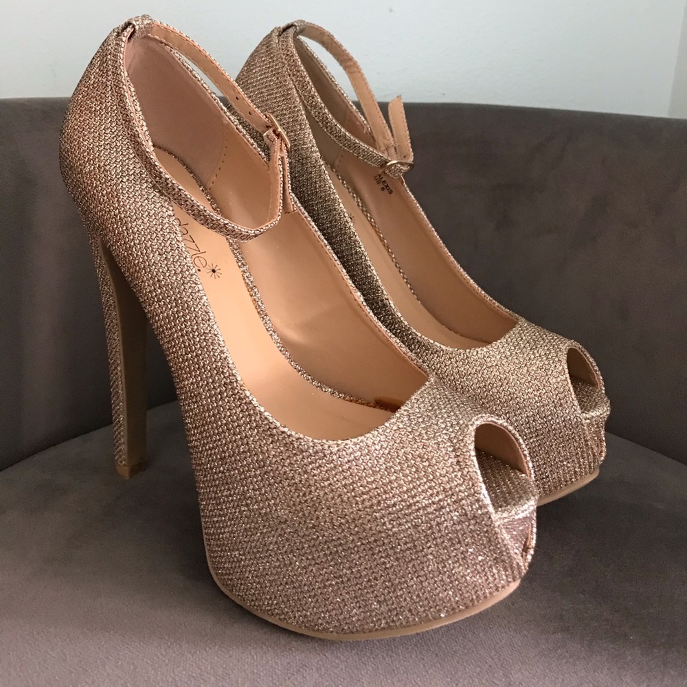 Stunning shoes by ShoeDazzle Size 6 in Color Gold